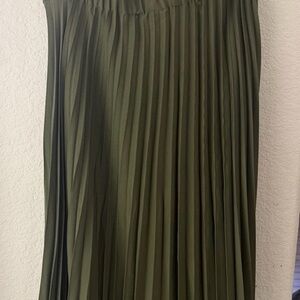 T Tahari Forest Green A-Line Pleated Skirt